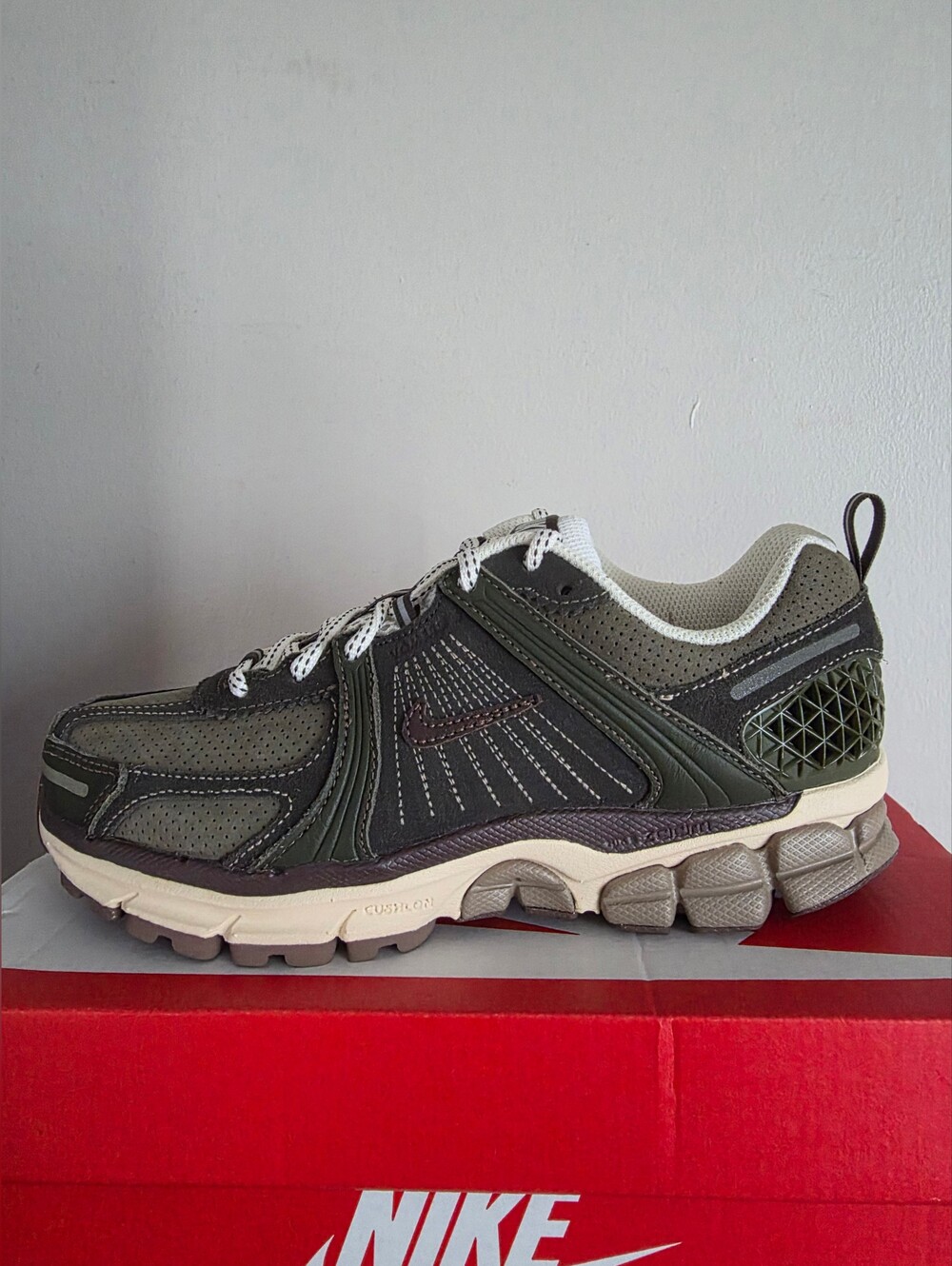 Nike Zoom Vomero 5 Premium Womens Size 6.5 New With Box